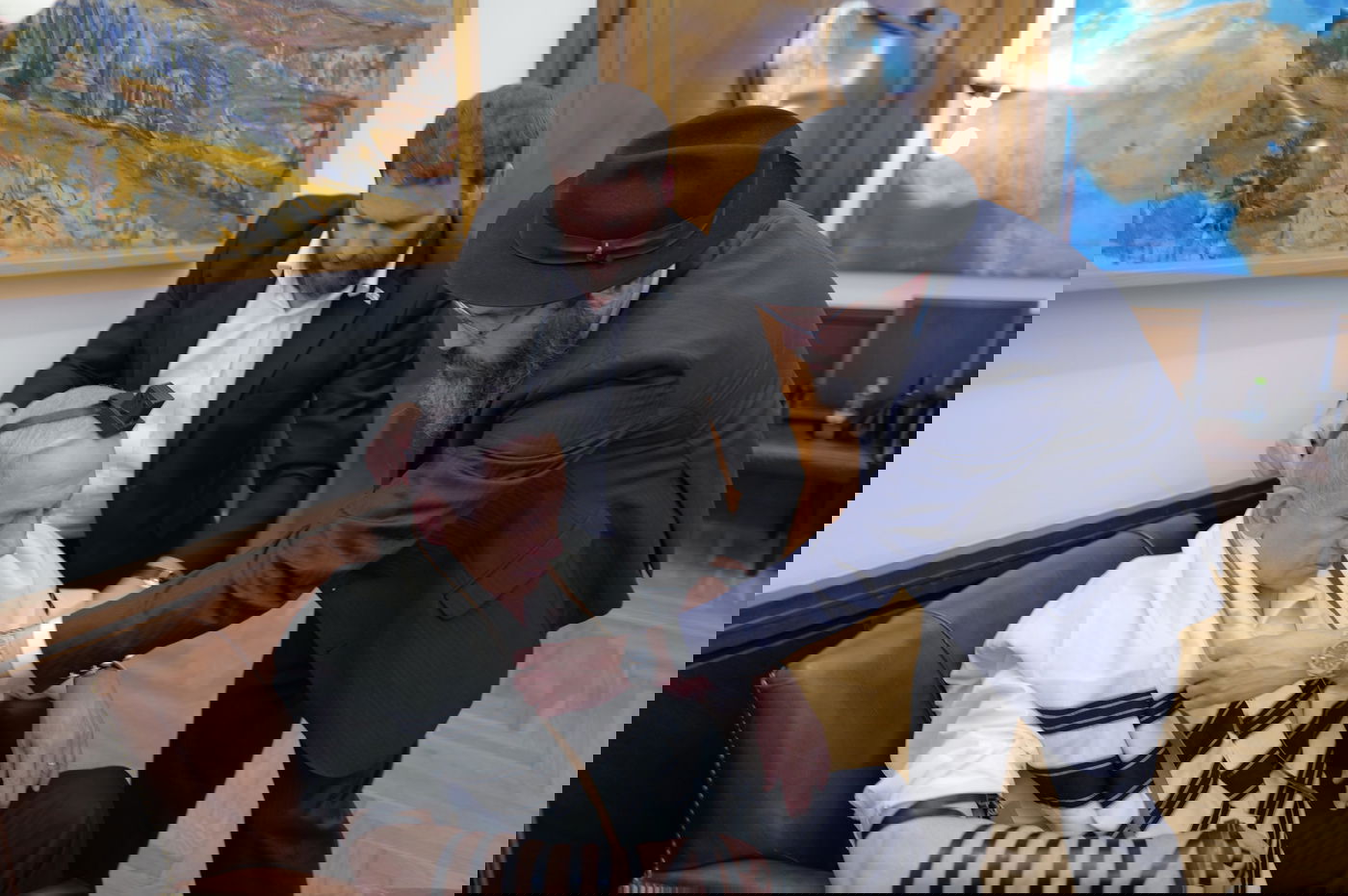 הנחת התפילין של נתניהו: באיזה סרטון הוא צפה עם הרב?