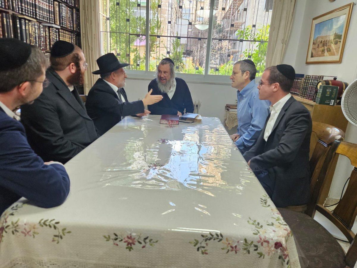 ישיבת צוות מיוחדת של היועצים הרפואייםשל ארגון 'מזור', בראשות הרב רגובי