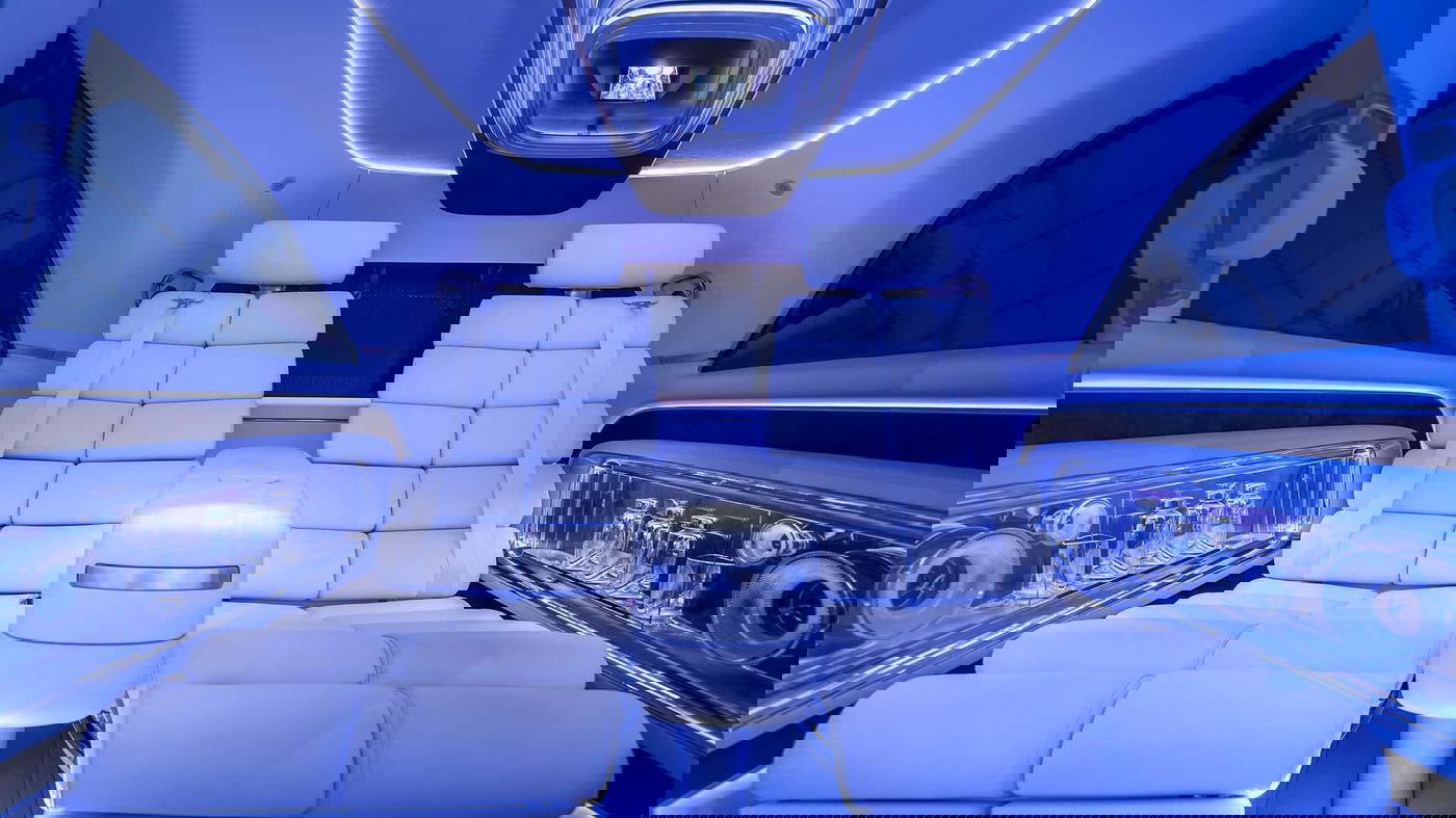 כיסאות הנפתחים למצב שכיבה ובקבוקי משקה מובנים