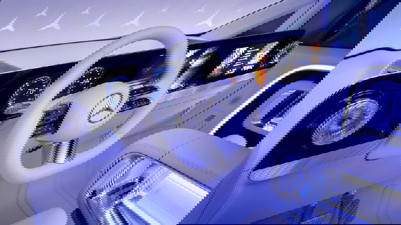 לוח הכולל שלושה מסכים לכל אורך הדשבורד