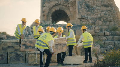 'מלכות', זאנוויל ויינברגר וילדי חסידימלעך בקליפ חדש: "שיבנה"