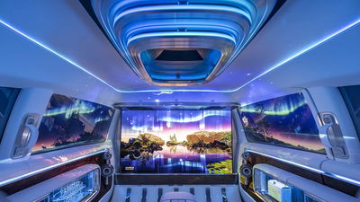 מסך 65 אינץ' ענקי וכיסאות שנפתחים לשכיבה