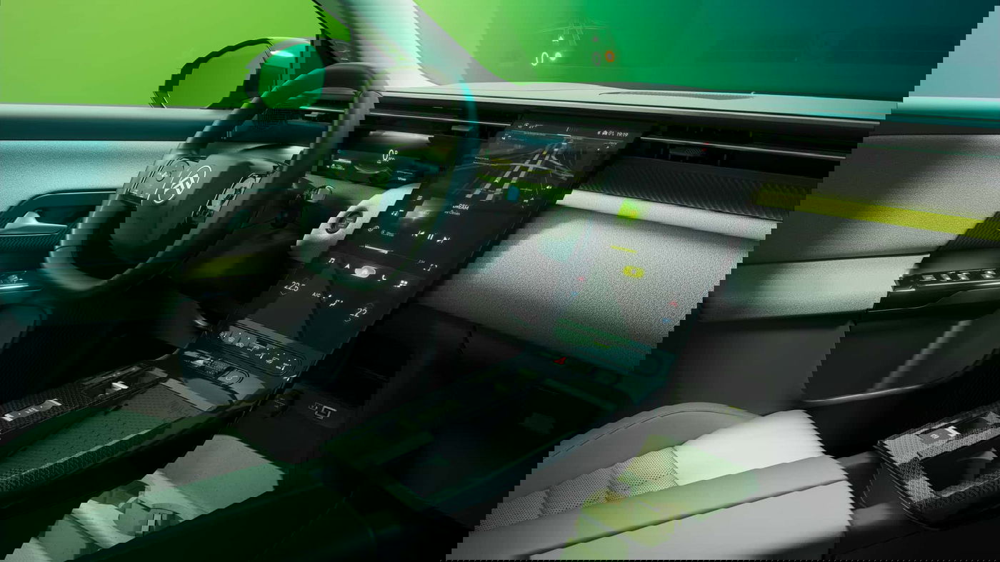 שני מסכים. אחד גדול אנכי ואחד במקום לוח המחוונים.