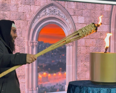 אלייצור מדליק את המשואה בטקס היהודי באולפן 'כיכר' | צפו