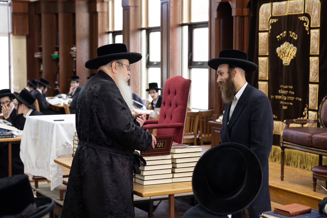 האדמו"ר מטאהש בסיור בישיבת בין הזמנים