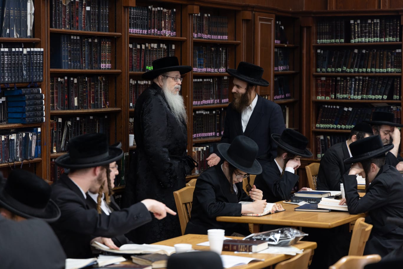 האדמו"ר מטאהש בסיור בישיבת בין הזמנים