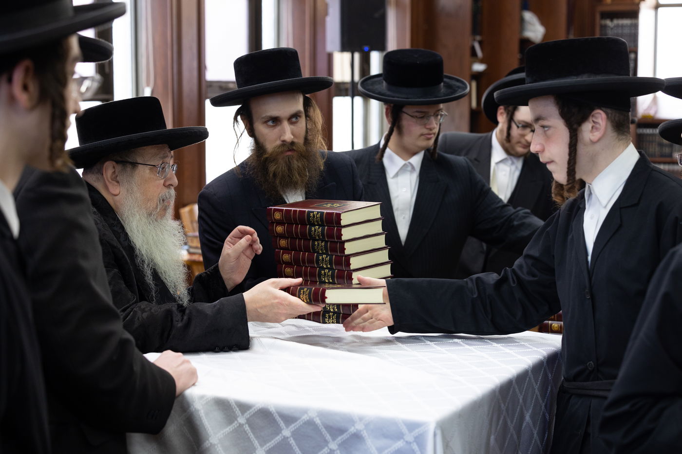 האדמו"ר מטאהש בסיור בישיבת בין הזמנים