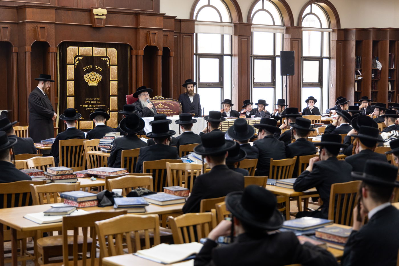 האדמו"ר מטאהש בסיור בישיבת בין הזמנים