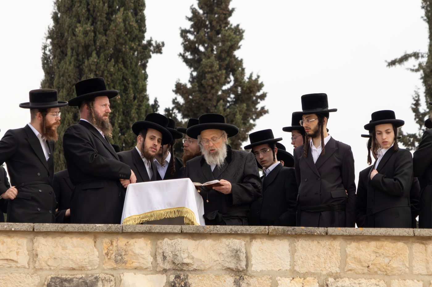 האדמו"ר מפינסק קרלין בעליה לציון אביו זצ"ל