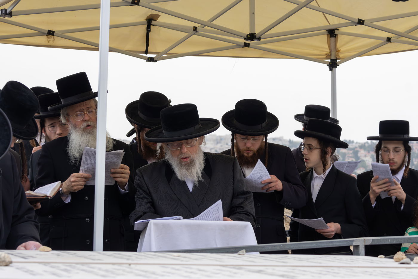 האדמו"ר מפינסק קרלין בעליה לציון אביו זצ"ל