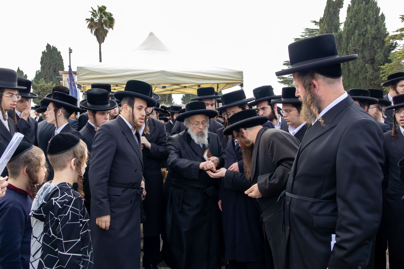 האדמו"ר מפינסק קרלין בעליה לציון אביו זצ"ל