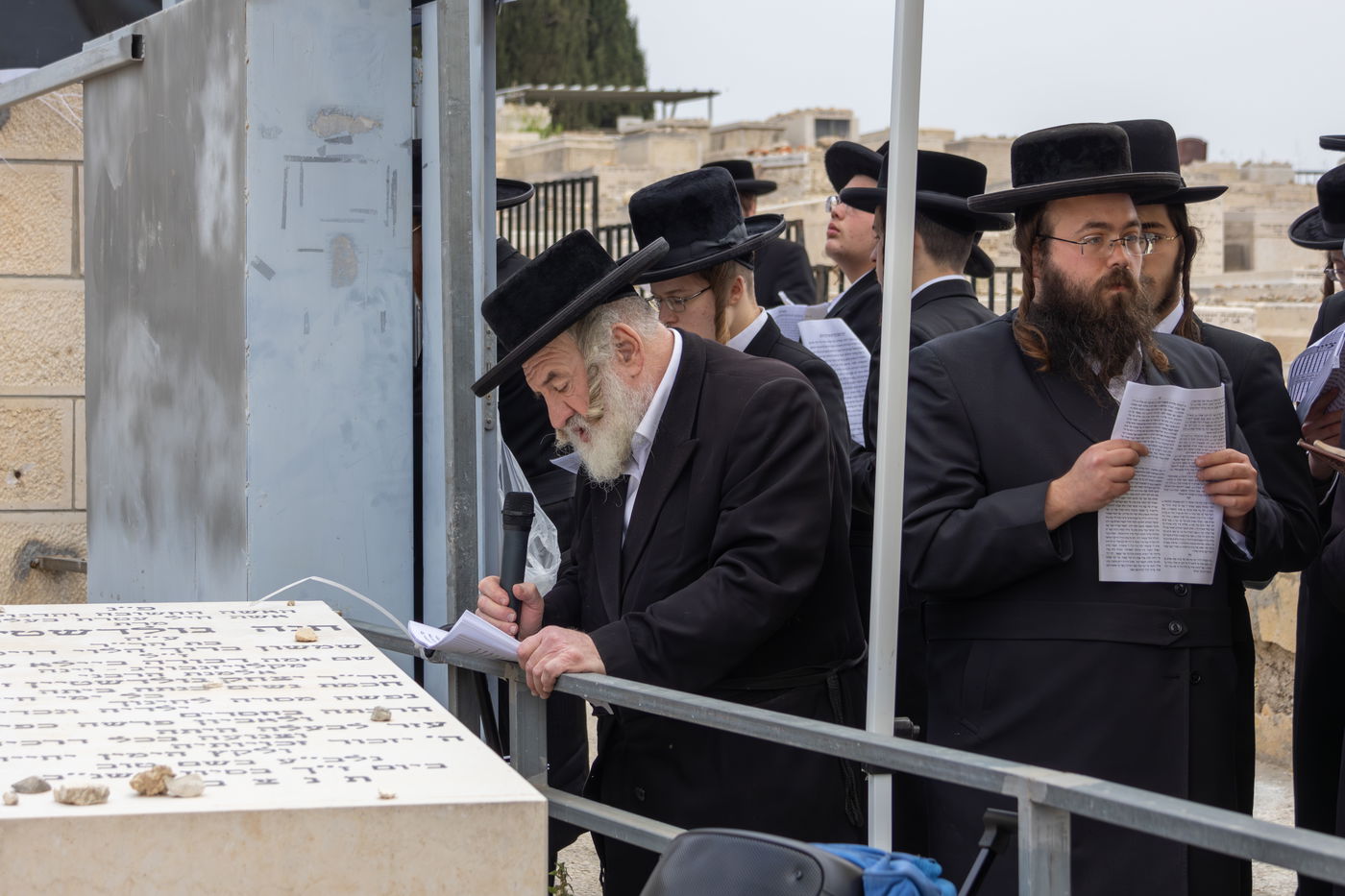 האדמו"ר מפינסק קרלין בעליה לציון אביו זצ"ל