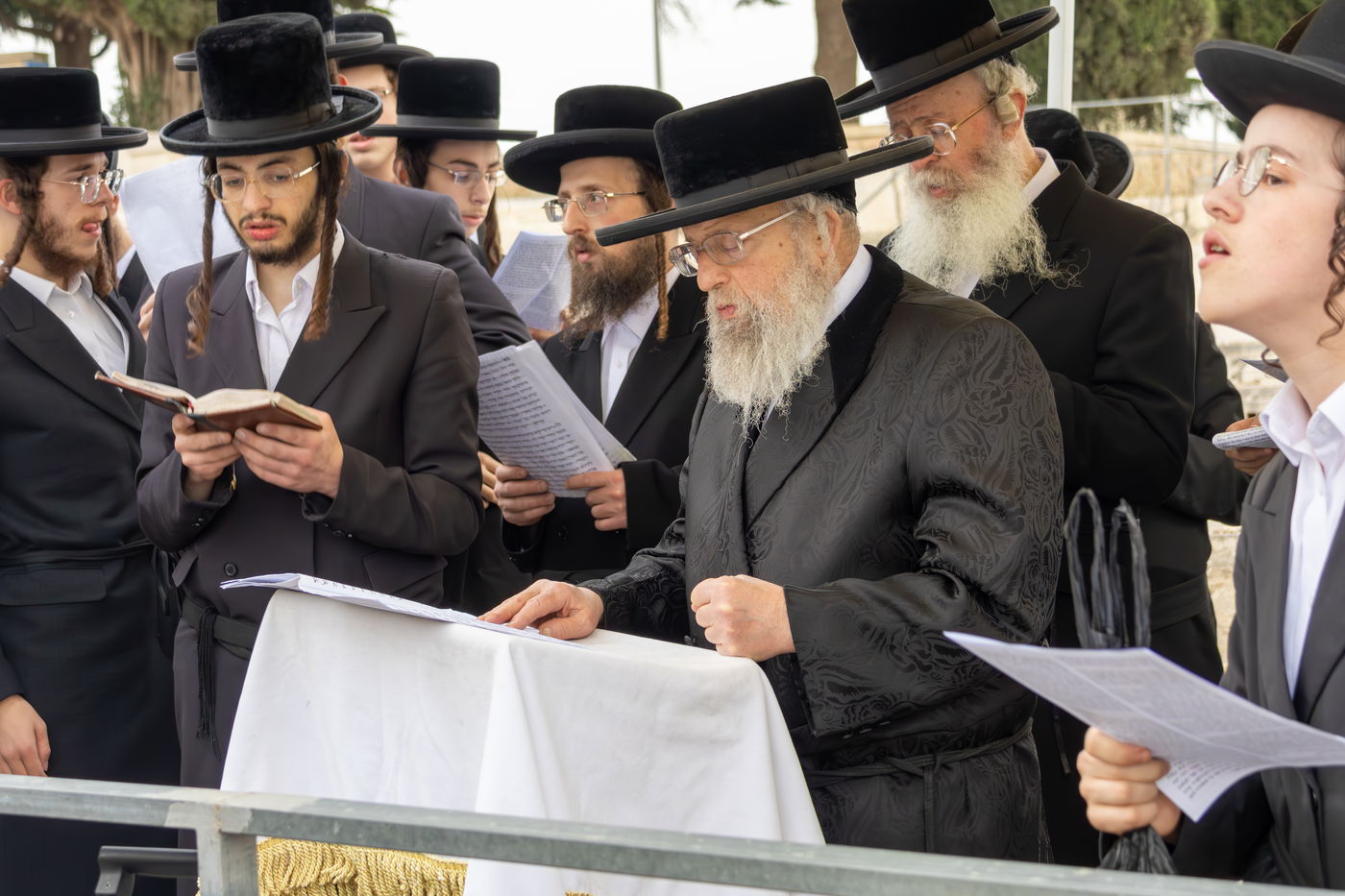 האדמו"ר מפינסק קרלין בעליה לציון אביו זצ"ל