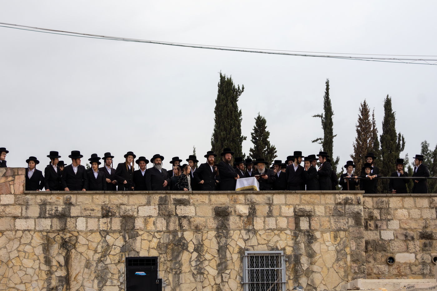 האדמו"ר מפינסק קרלין בעליה לציון אביו זצ"ל