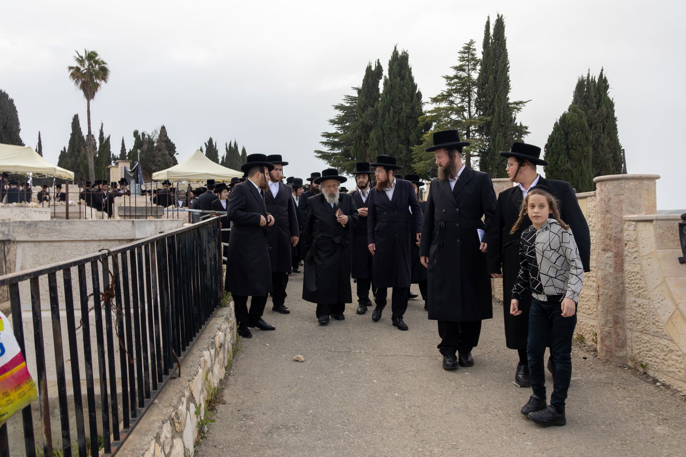 האדמו"ר מפינסק קרלין בעליה לציון אביו זצ"ל