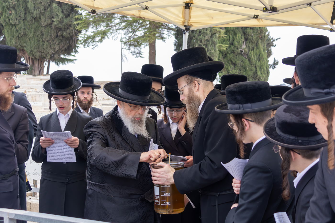 האדמו"ר מפינסק קרלין בעליה לציון אביו זצ"ל