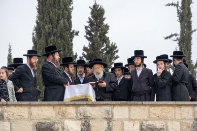 האדמו"ר מפינסק קרלין בעליה לציון אביו זצ"ל