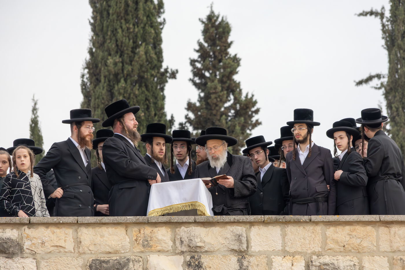 האדמו"ר מפינסק קרלין בעליה לציון אביו זצ"ל