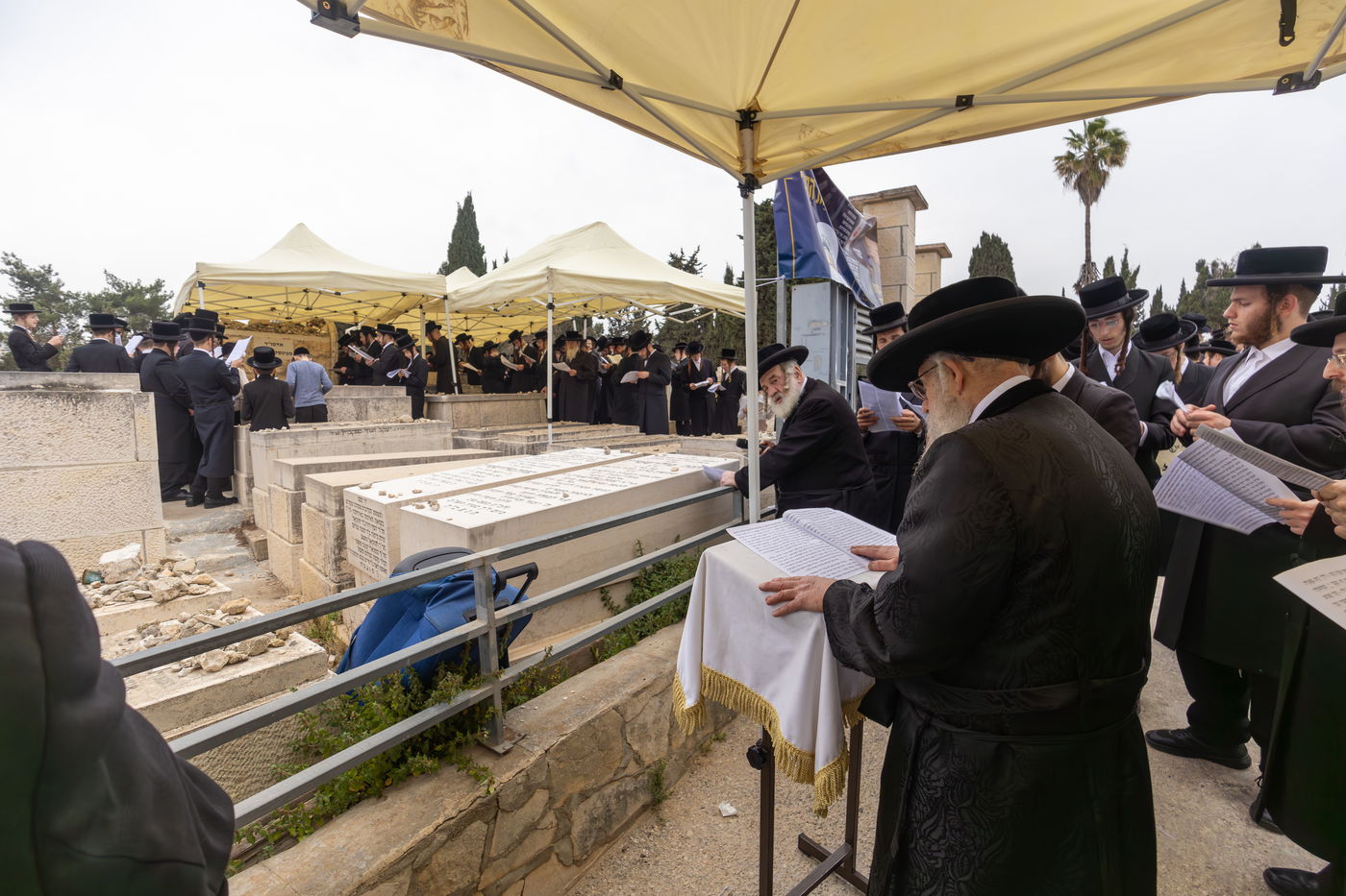 האדמו"ר מפינסק קרלין בעליה לציון אביו זצ"ל
