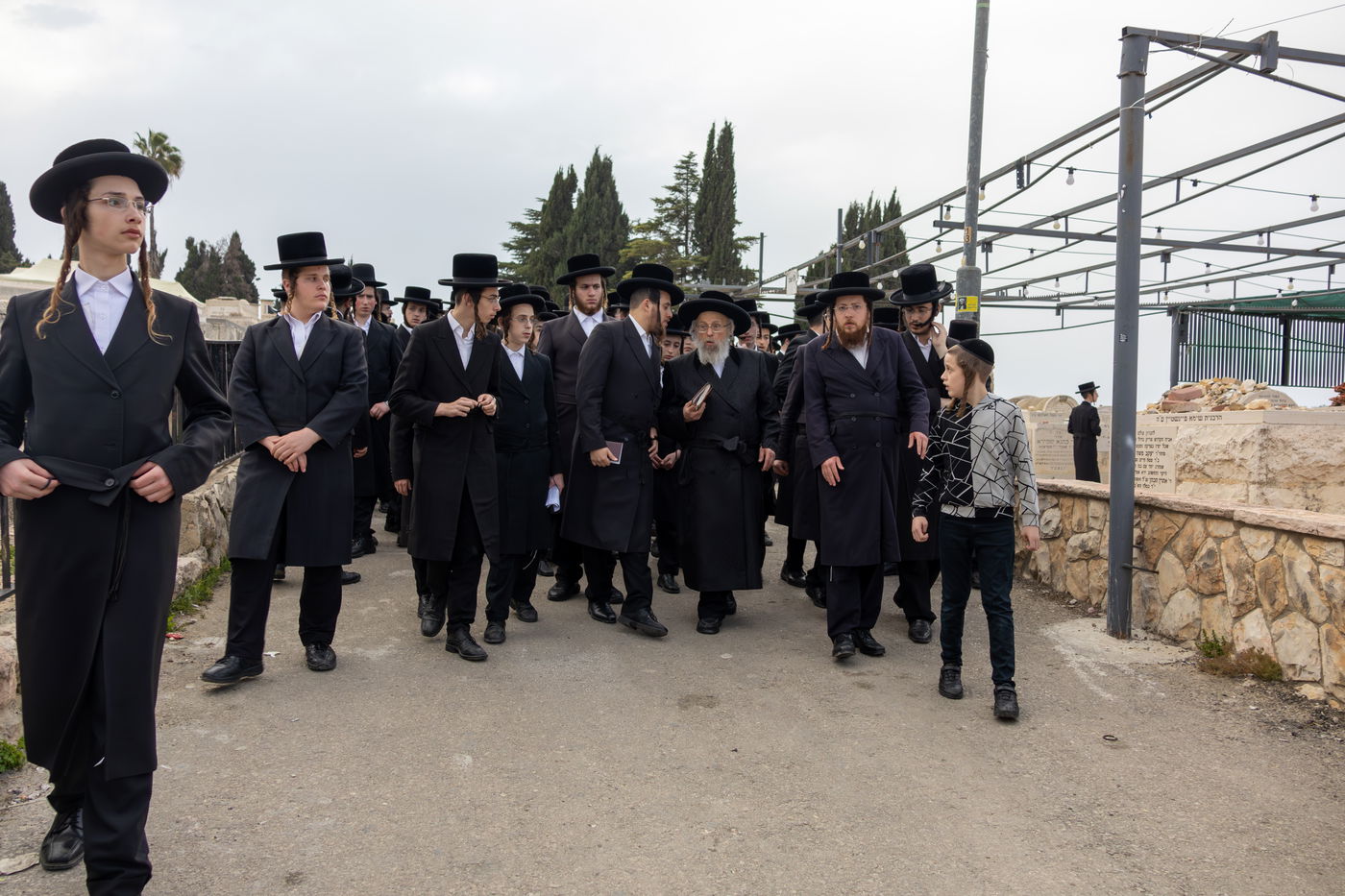 האדמו"ר מפינסק קרלין בעליה לציון אביו זצ"ל
