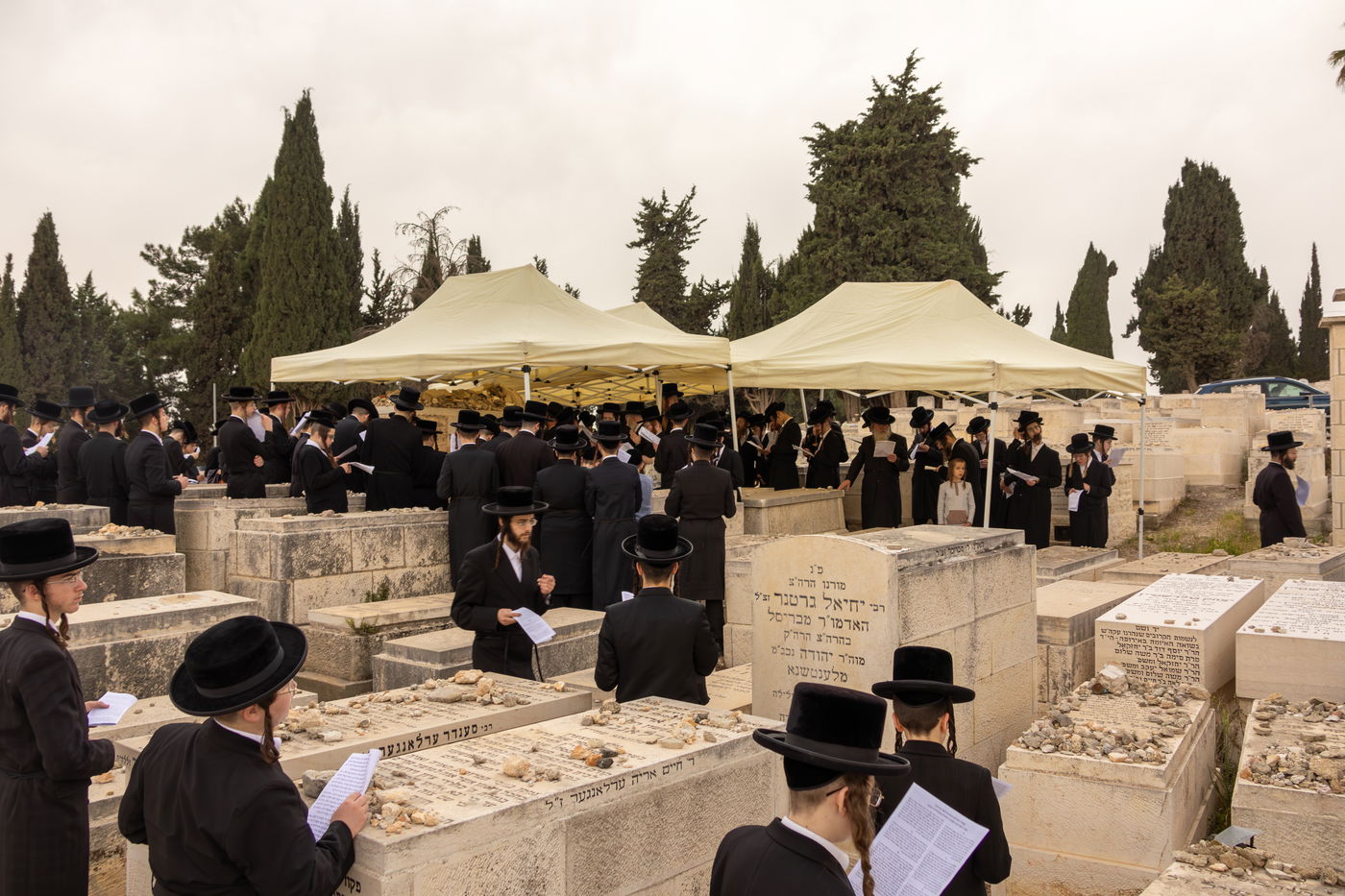 האדמו"ר מפינסק קרלין בעליה לציון אביו זצ"ל