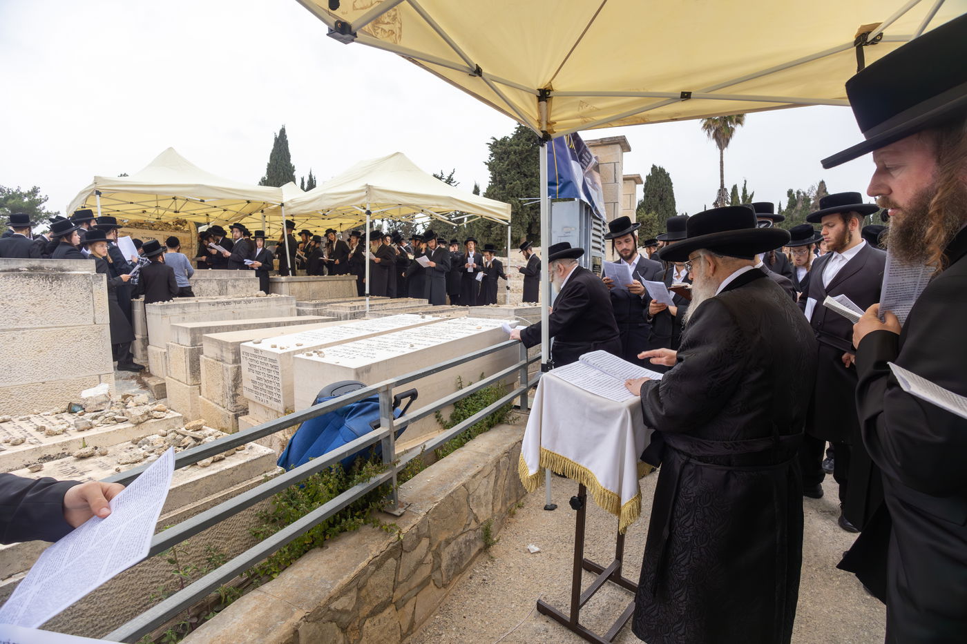 האדמו"ר מפינסק קרלין בעליה לציון אביו זצ"ל