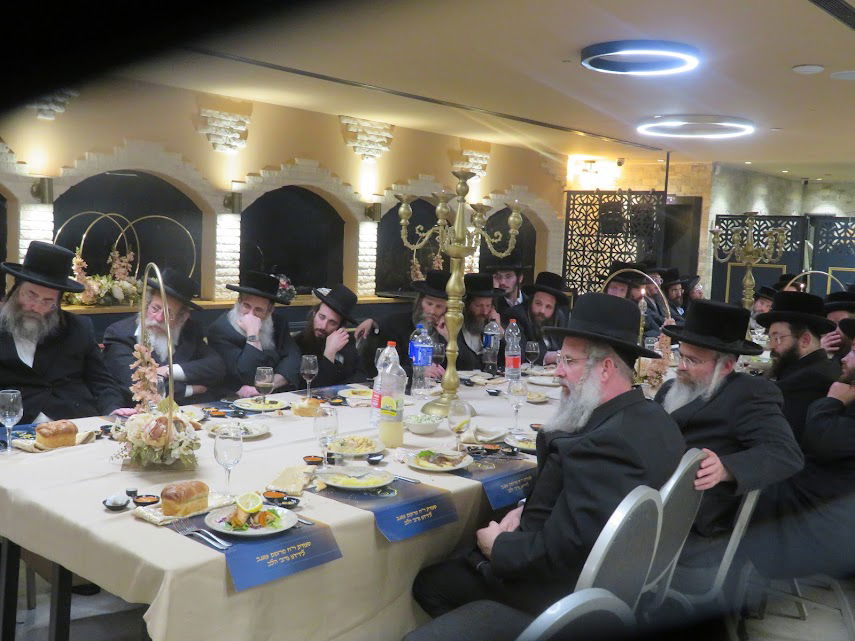 האדמו"ר מדושינסקיא בסעודת ראש חודש בעיה"ק צפת