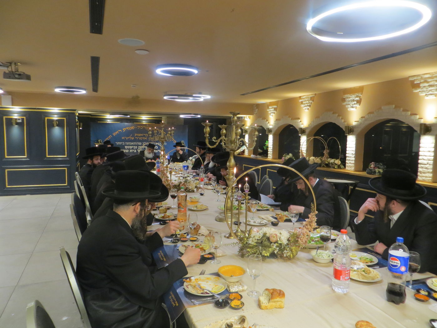 האדמו"ר מדושינסקיא בסעודת ראש חודש בעיה"ק צפת