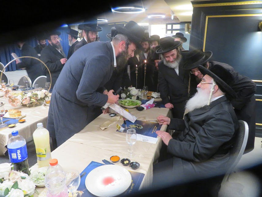 האדמו"ר מדושינסקיא בסעודת ראש חודש בעיה"ק צפת