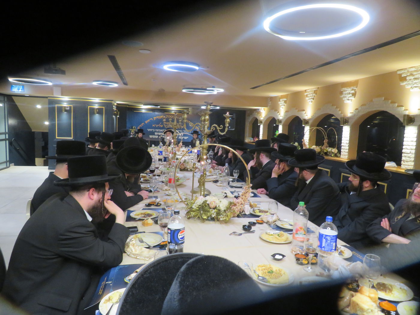 האדמו"ר מדושינסקיא בסעודת ראש חודש בעיה"ק צפת