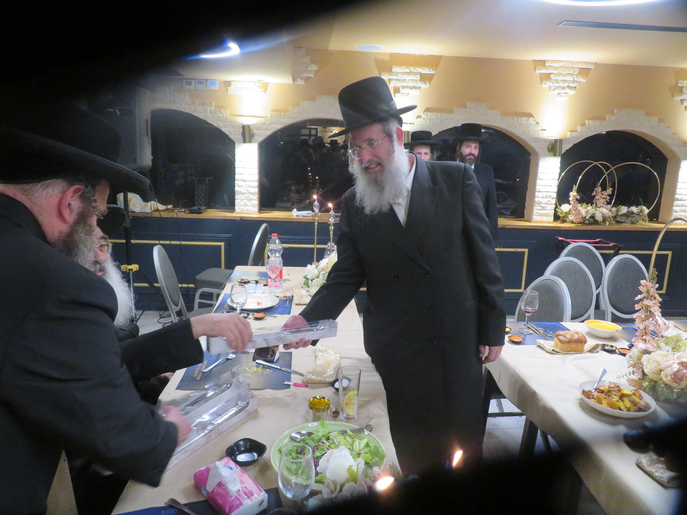 האדמו"ר מדושינסקיא בסעודת ראש חודש בעיה"ק צפת