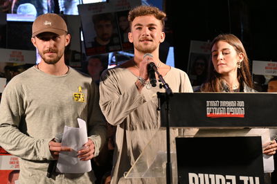 מיה, איתי ועומר, הערב בעצרת