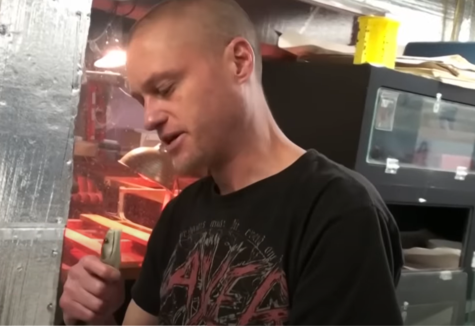 טים מחזיק בנחש ארסי רגעים לפני שנתן לו להכיש אותו