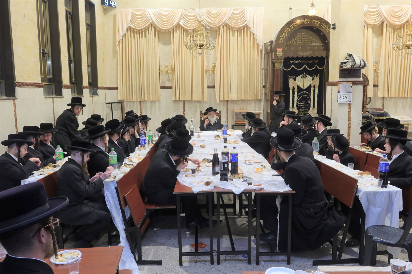 האדמו"ר ממשכנות הרועים בסעודת הילולא לזכר הרה"ק ה'דברי חיים' מצאנז