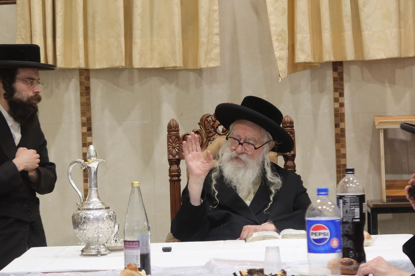 האדמו"ר ממשכנות הרועים בסעודת הילולא לזכר הרה"ק ה'דברי חיים' מצאנז