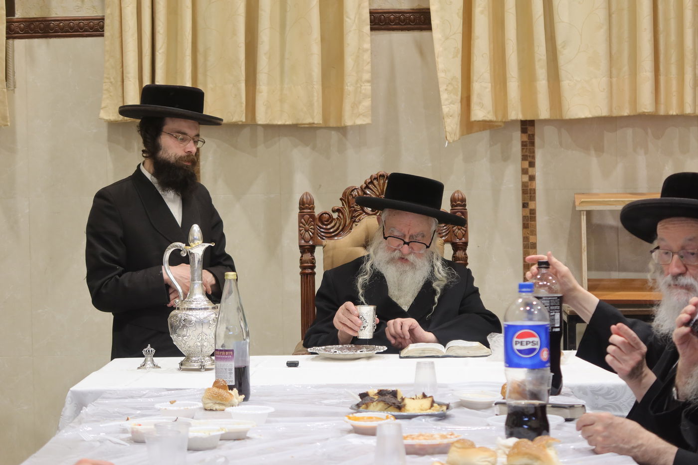 האדמו"ר ממשכנות הרועים בסעודת הילולא לזכר הרה"ק ה'דברי חיים' מצאנז