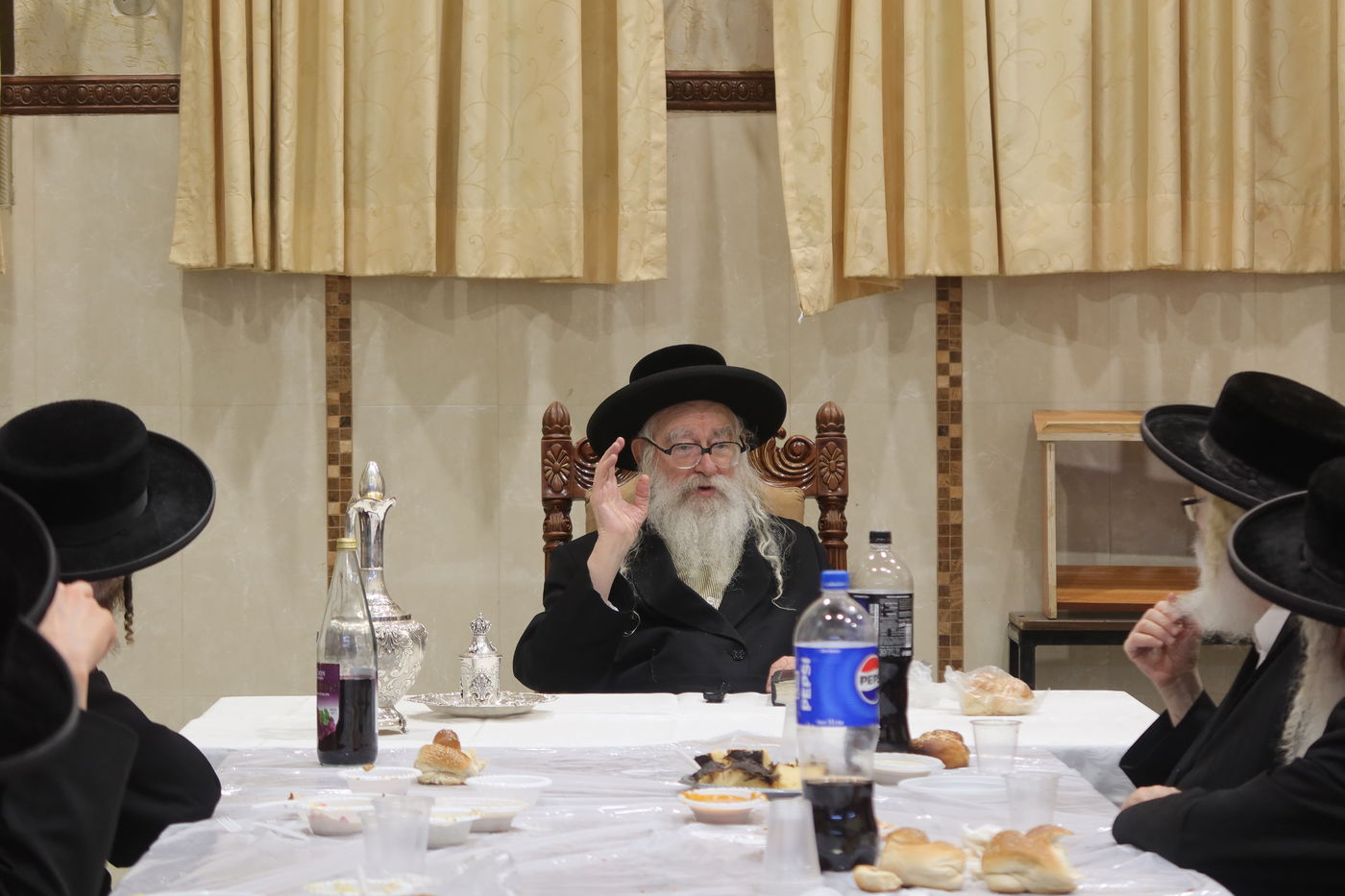 האדמו"ר ממשכנות הרועים בסעודת הילולא לזכר הרה"ק ה'דברי חיים' מצאנז