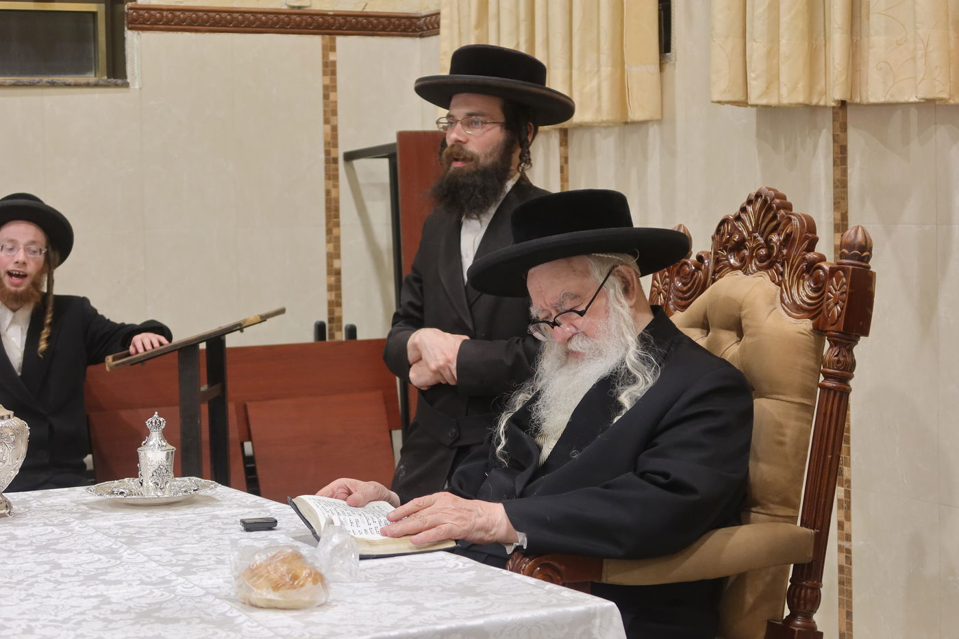 האדמו"ר ממשכנות הרועים בסעודת הילולא לזכר הרה"ק ה'דברי חיים' מצאנז