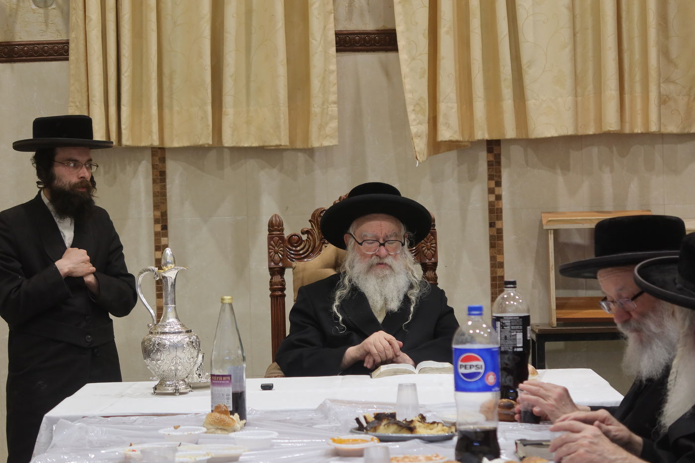 האדמו"ר ממשכנות הרועים בסעודת הילולא לזכר הרה"ק ה'דברי חיים' מצאנז