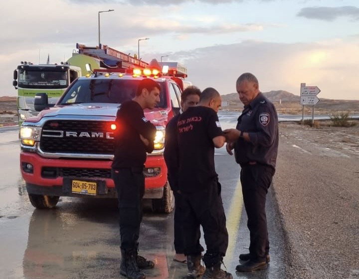 כוחות כבאות והצלה בפעולה