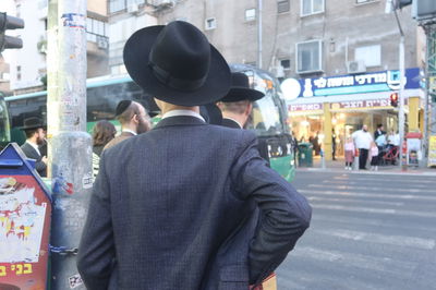 הם לא רק מחכים לשידוך. הם מתהלכים בתוכו – מול שמיים פתוחים ויד אלוקית שמובילה