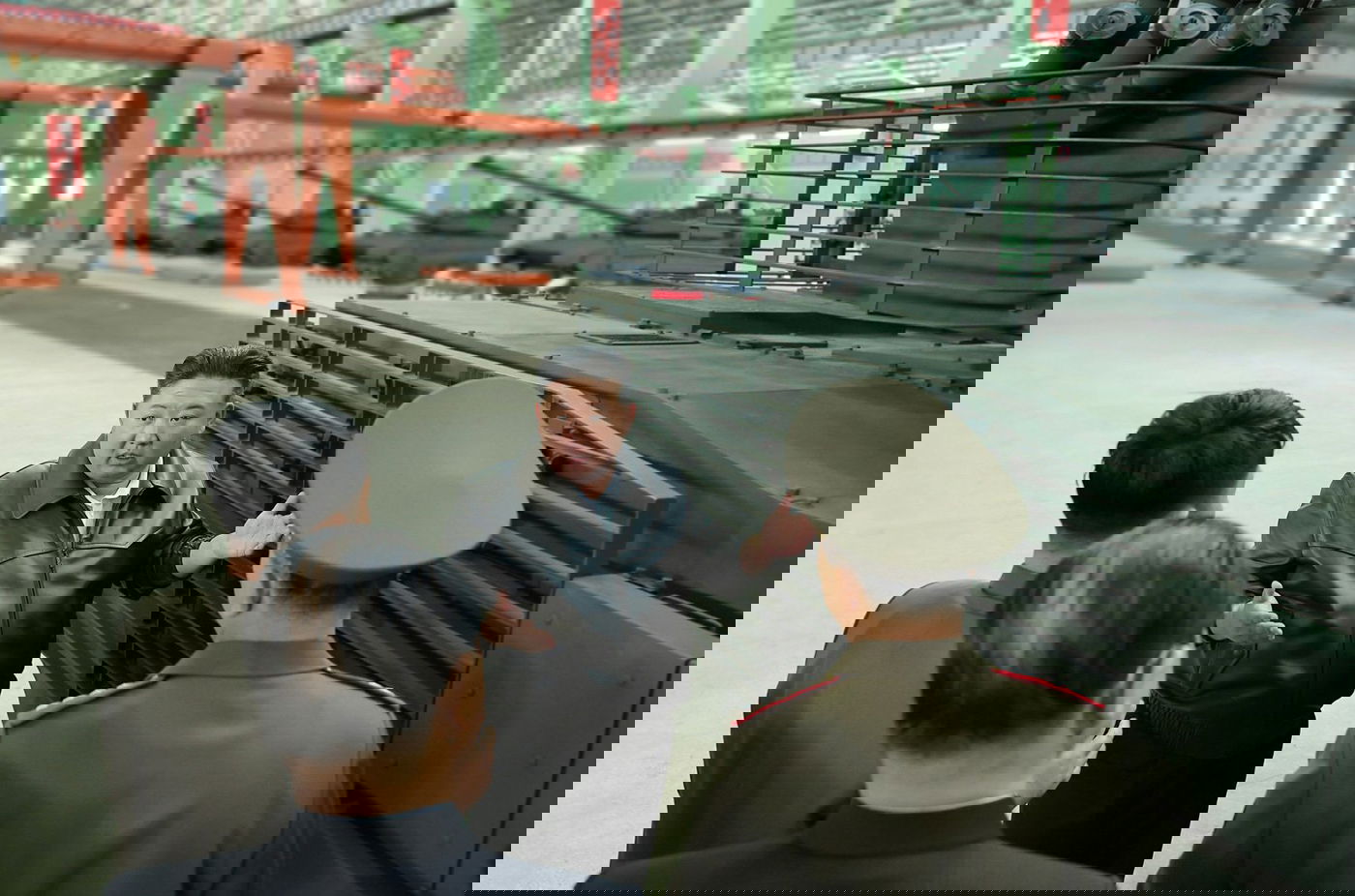 רודן צפון קוריאה ביקר במפעל טנקים - כך זה נראה בתמונות 