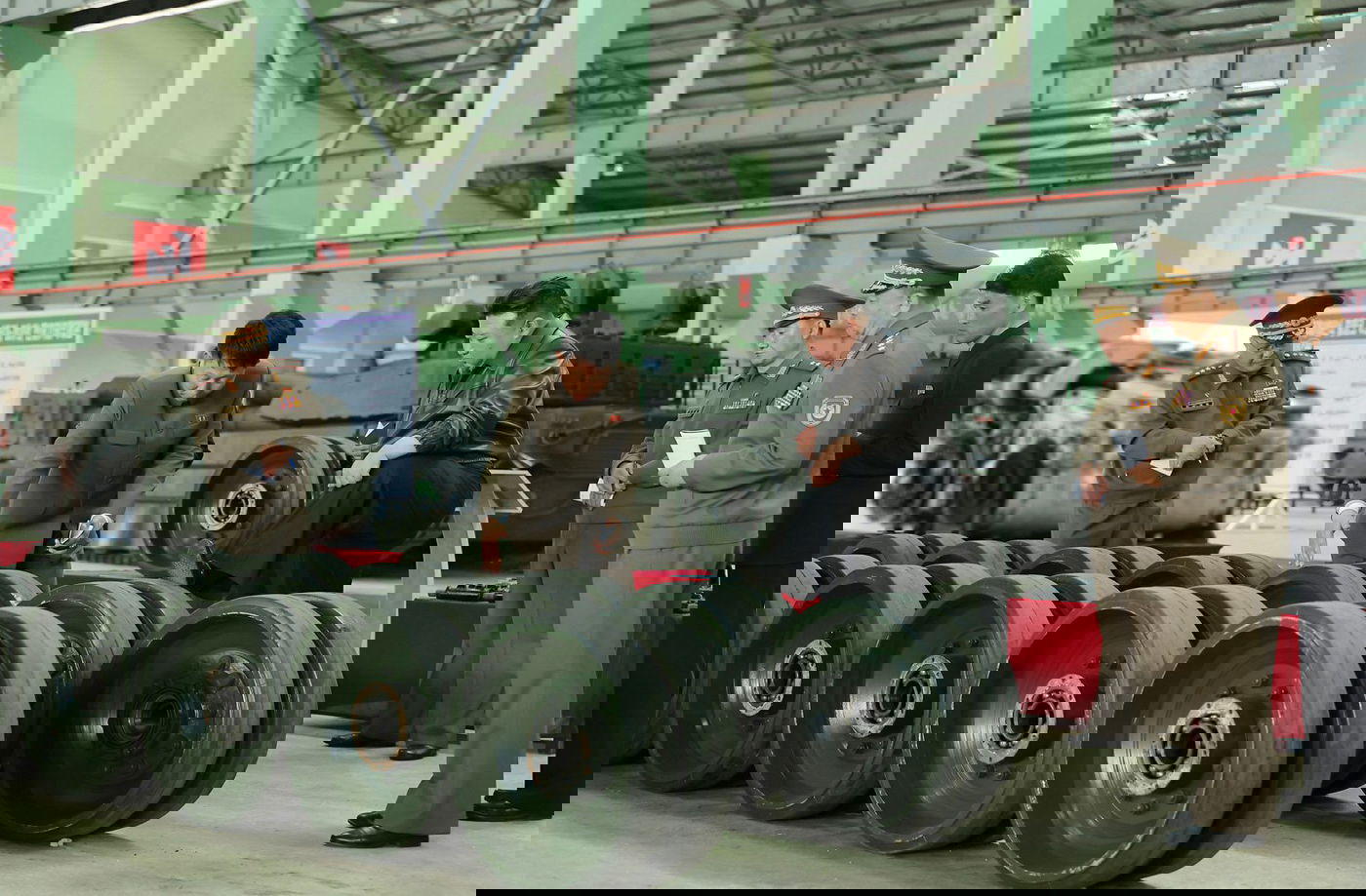 רודן צפון קוריאה ביקר במפעל טנקים - כך זה נראה בתמונות 