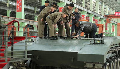 רודן צפון קוריאה ביקר במפעל טנקים - כך זה נראה בתמונות 