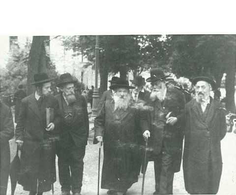 אביו של הרבי מנחם מנדל הדברי שלום מסטרופקוב זצ"ל עם הרב רפאל שטרן ראש הקהל באונגוור