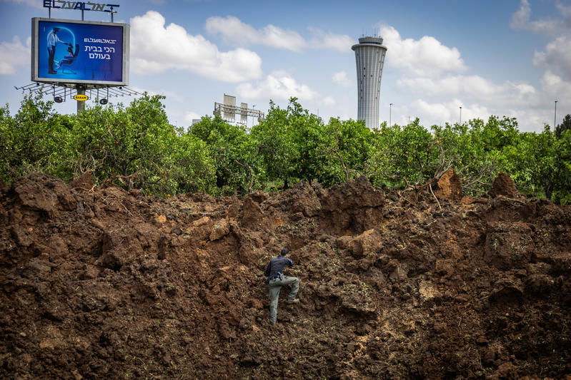 "מלכוד אמריקני". המכתש שנפער בכביש, בעקבות שיגור החות'ים