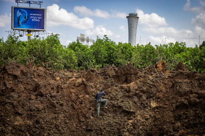 "מלכוד אמריקני". המכתש שנפער בכביש, בעקבות שיגור החות'ים