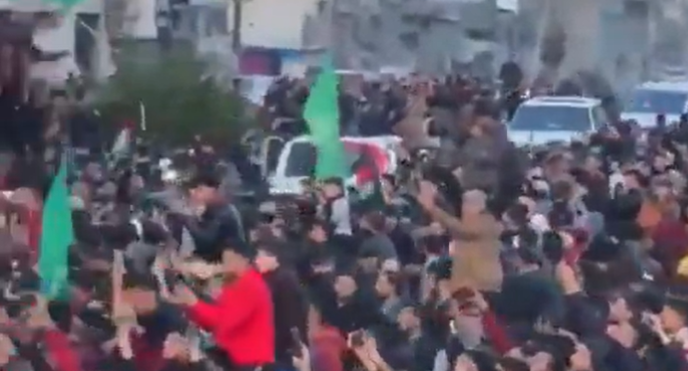 עזתים צוהלים למול הארונות של משפחת ביבס