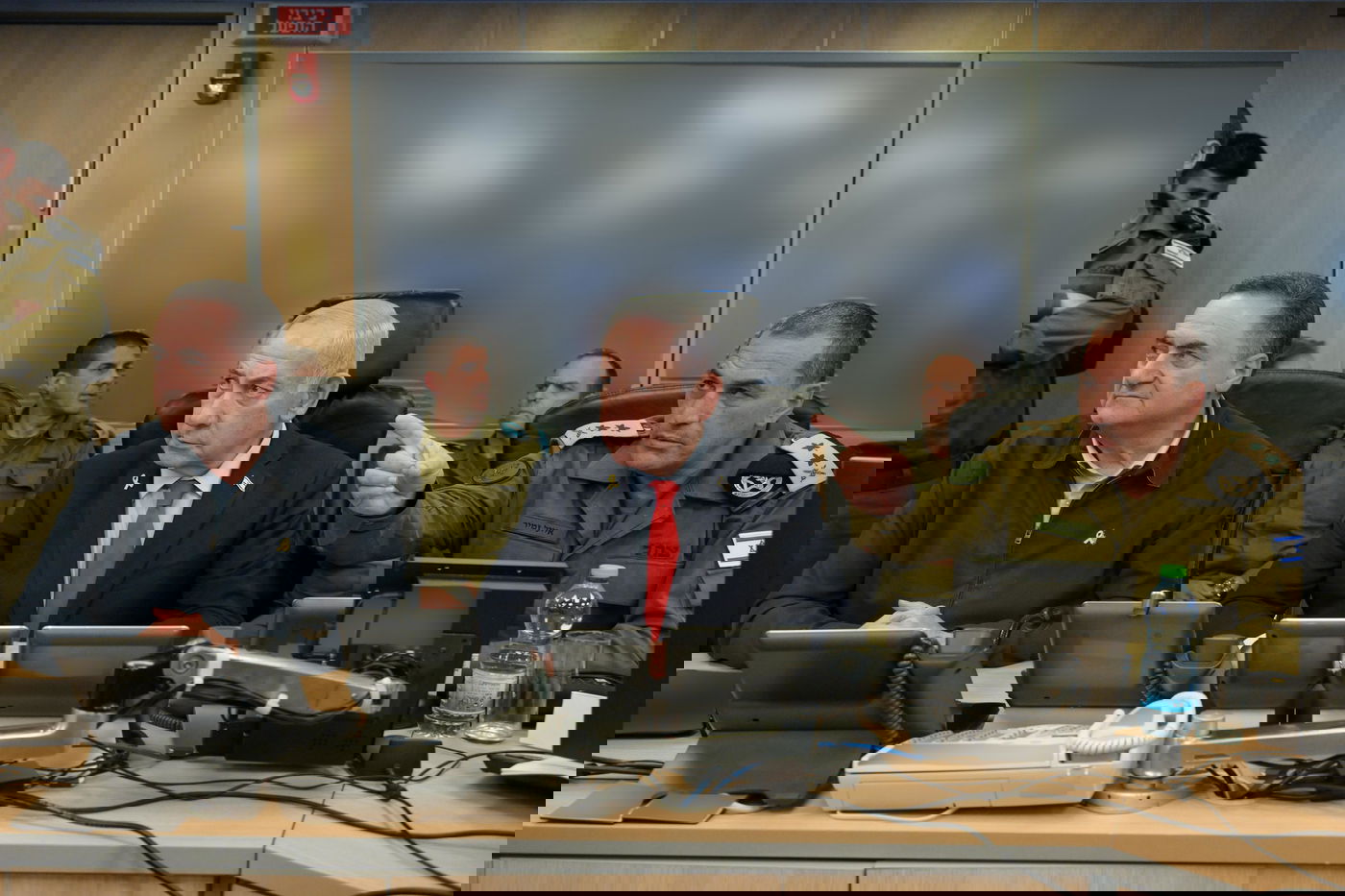 נתניהו וכ"ץ בבור בתל אביב