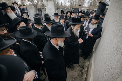 האדמו"ר מביאלה בתפילה בקברי צדיקים בחו"ל בשנות קדם